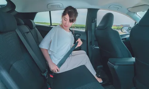 
          Imagem ilustrativa da imagem Pesquisa aponta que só metade dos passageiros usa cinto no banco de trás
          