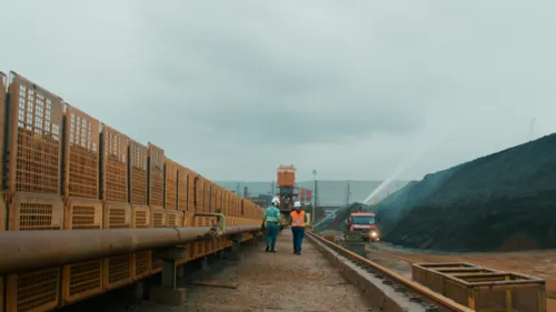 
          Imagem ilustrativa da imagem Plásticos viram produto que impede a emissão de poeira em Vitória
          