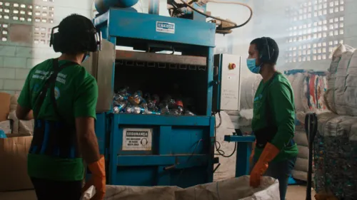 
          Imagem ilustrativa da imagem Plásticos viram produto que impede a emissão de poeira em Vitória
          