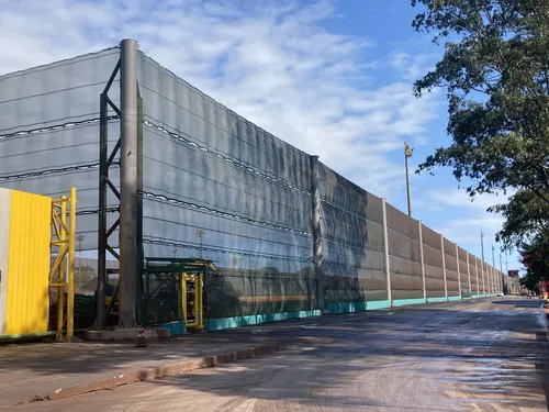 
          Imagem ilustrativa da imagem Plásticos viram produto que impede a emissão de poeira em Vitória
          