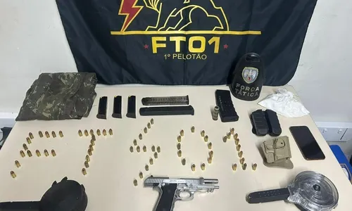 
          Imagem ilustrativa da imagem Polícia encontra armamento em casa abandonada em Vitória e homem acaba preso
          