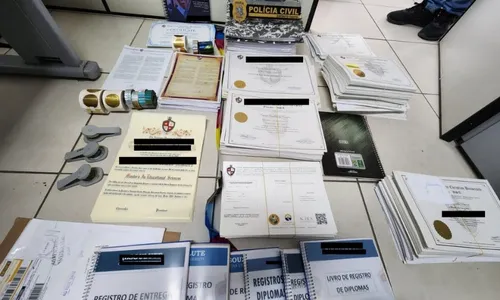 
          Imagem ilustrativa da imagem Polícia faz operação contra grupo que falsificava diplomas em Vila Velha
          