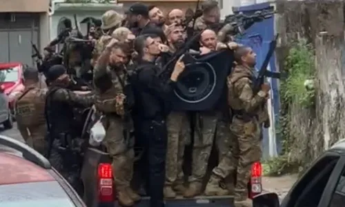 
          Imagem ilustrativa da imagem Policiais comemoram a prisão de Marujo, criminoso mais procurado do ES
          