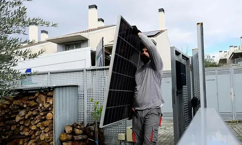 
          Imagem ilustrativa da imagem Preço cai e painéis solares viram cercas
          