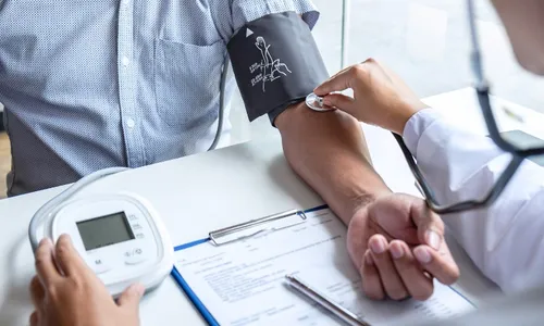 
          Imagem ilustrativa da imagem Pressão arterial deve ser aferida a partir dos 2 anos, afirma cardiologista
          