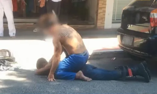 
          Imagem ilustrativa da imagem Professor de MMA dá 'mata-leão' em suspeito para defender aluna de assalto
          