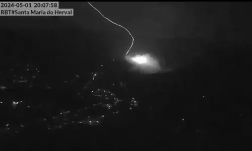 
          Imagem ilustrativa da imagem Queda de raio causa explosão e afeta energia de município no RS
          