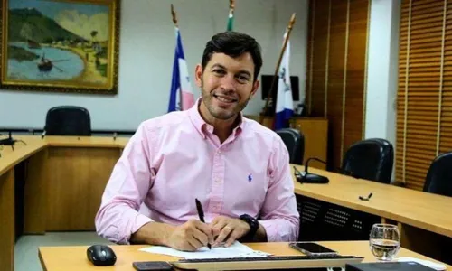 
          Imagem ilustrativa da imagem Racha sobre chegada de prefeito
          