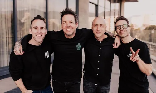 
          Imagem ilustrativa da imagem Simple Plan faz versão funk de 'Welcome to My Life' para agradecer fãs brasileiros
          