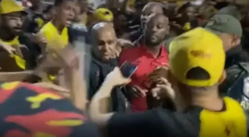 
          Imagem ilustrativa da imagem Sport enfrenta prejuízo de R$ 6 milhões e indignação após ataque ao ônibus
          