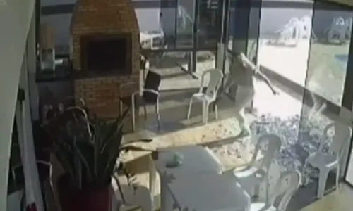 
          Imagem ilustrativa da imagem Suspeita de duplo assassinato em MT sorriu e apontou arma para câmera após o crime
          