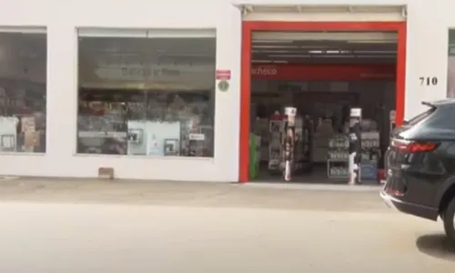 
          Imagem ilustrativa da imagem Suspeito assalta farmácia e se veste de funcionário para enganar polícia em Vitória
          