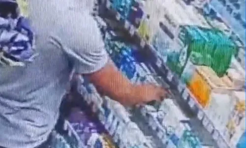 
          Imagem ilustrativa da imagem Suspeito finge ser cliente e deixa prejuízo de R$ 1 mil em farmácia de Vila Velha
          