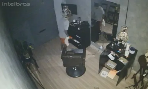 
          Imagem ilustrativa da imagem Suspeito invade barbearia e furta até cerveja na Serra
          