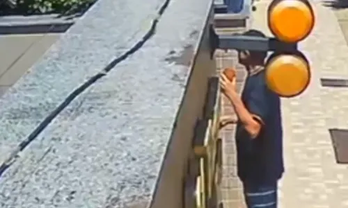 
          Imagem ilustrativa da imagem Suspeito rouba R$ 200 mil em joias de apartamento em Guarapari
          