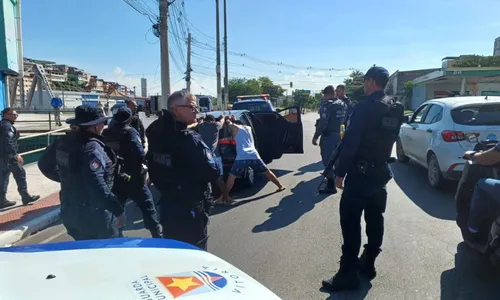 
          Imagem ilustrativa da imagem Suspeitos são detidos com drogas e munição de fuzil em Vitória
          