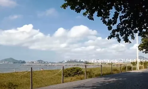 
          Imagem ilustrativa da imagem Suspeitos são presos após assaltarem ciclista na orla de Camburi
          