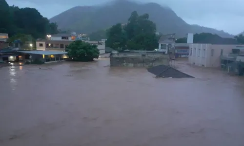 
          Imagem ilustrativa da imagem Temporal provoca alagamentos e estragos em cidades do Sul do ES
          