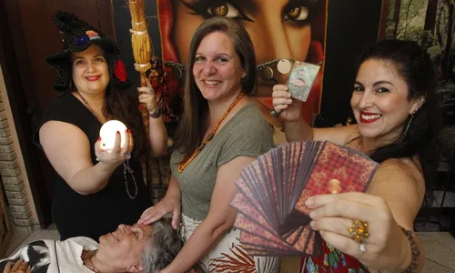 
          Imagem ilustrativa da imagem Terapias e oráculos em feira mística neste fim de semana
          