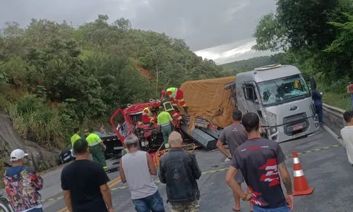 
          Imagem ilustrativa da imagem Trânsito é interditado nos dois sentidos da BR-101 após acidente na Serra
          