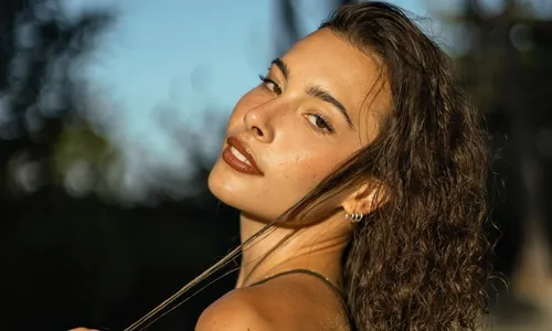 
          Imagem ilustrativa da imagem Um dia de praia e música com a capixaba Bella Mattar
          