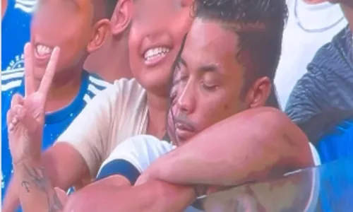 
          Imagem ilustrativa da imagem VÍDEO: Torcedor do Cruzeiro dorme em estádio, aparece no telão e viraliza
          