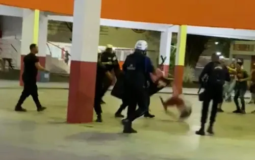
          Imagem ilustrativa da imagem VÍDEO: Torcedores do Náutico são espancados por seguranças dentro dos Aflitos
          
