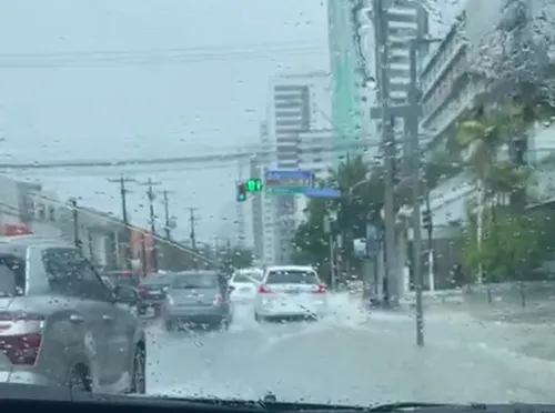 
          Imagem ilustrativa da imagem Vai continuar chovendo no Grande Recife nesta quinta-feira? Veja previsão
          