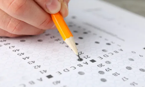 
          Imagem ilustrativa da imagem Pessoas com 50 ou 60 anos voltam aos estudos para disputar concursos públicos
          