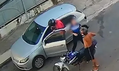 
          Imagem ilustrativa da imagem Vendedora é rendida a mão armada e tem carro roubado em Cariacica
          