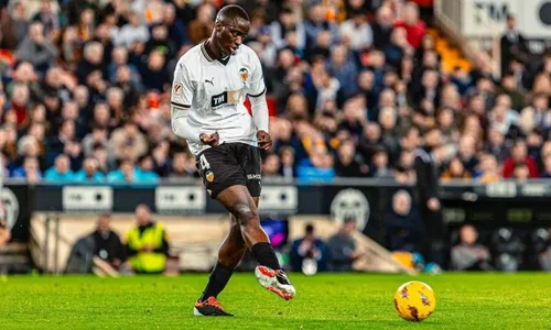 
          Imagem ilustrativa da imagem Zagueiro pode encerrar carreira após deslocar joelho em lesão contra o Real
          