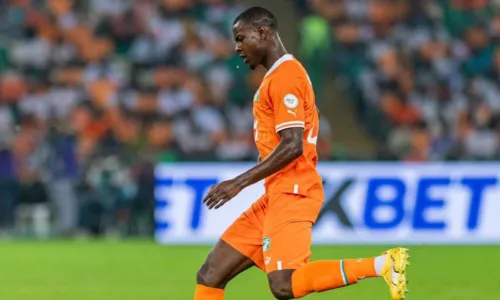 
          Imagem ilustrativa da imagem Zagueiro sofre mal súbito e interrompe partida no Campeonato Italiano
          