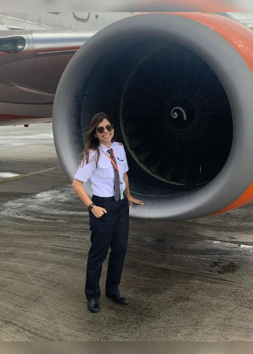 Imagem ilustrativa da imagem Aos 31 anos, ela pilota avião e inspira outras mulheres
