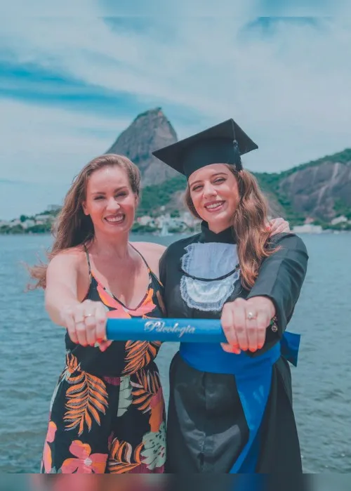 Imagem ilustrativa da imagem Atriz desabafa: “A maternidade precoce me afastou do meu grande sonho”