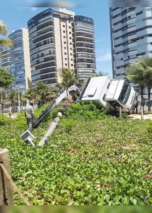 Imagem ilustrativa da imagem Caminhão tomba no calçadão de praia em Vila Velha