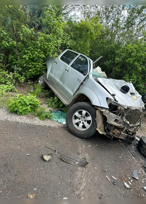 Imagem ilustrativa da imagem Colisão entre caminhão e picape na BR 116 deixa PM morto e outro ferido