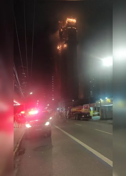 Imagem ilustrativa da imagem Incêndio de grandes proporções toma conta de prédio em construção na Torre