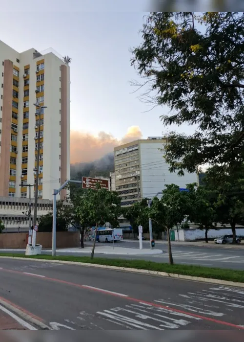 Imagem ilustrativa da imagem Incêndio provoca nuvem de fumaça no centro de Vitória