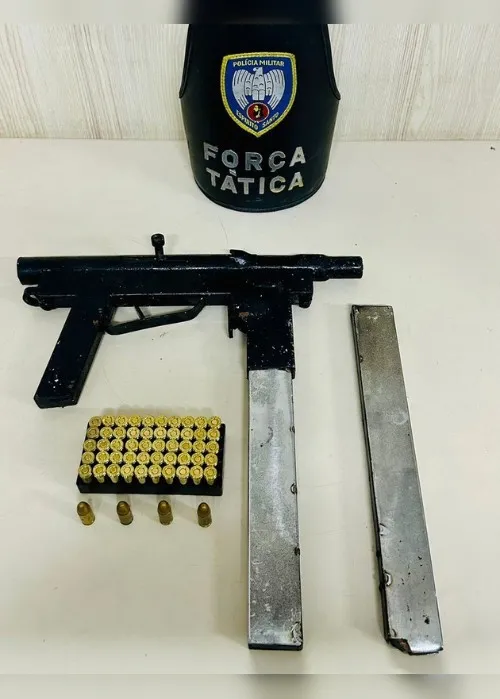 Imagem ilustrativa da imagem Polícia flagra homem escondendo arma em caixa d'água após denúncia