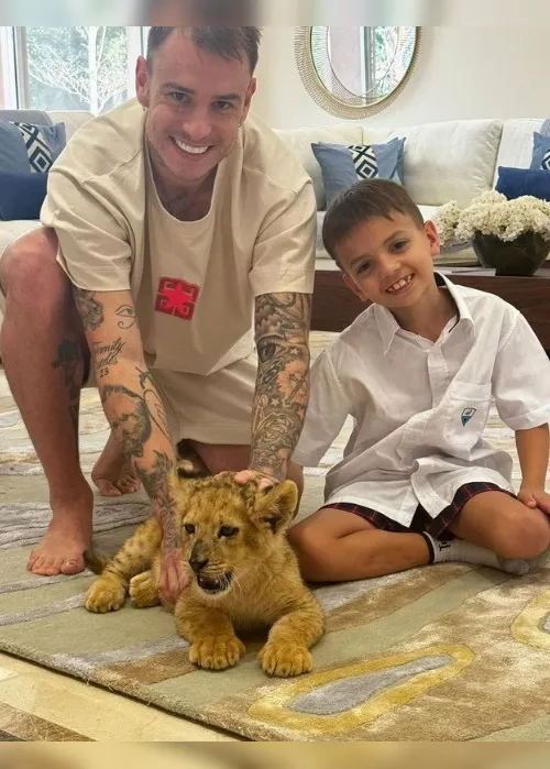 Imagem ilustrativa da imagem Róger Guedes leva leão para brincar com filho, mas nega compra de animal