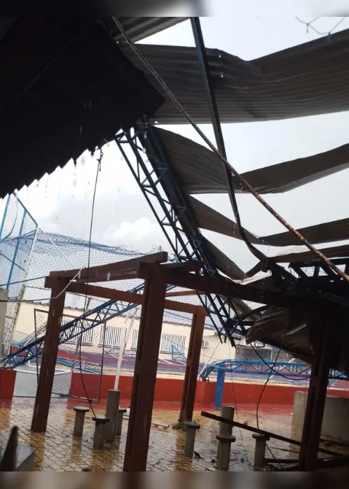 Imagem ilustrativa da imagem Temporal derruba cobertura de ginásio e destelha casas no Sul do ES