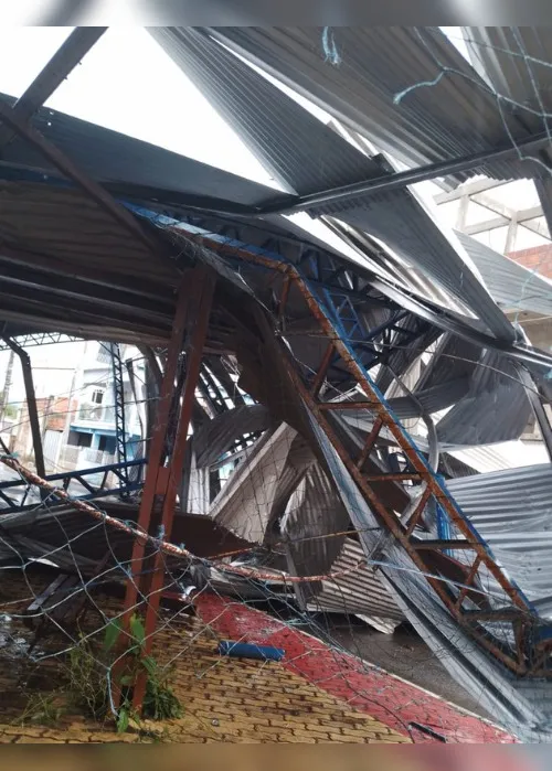 Imagem ilustrativa da imagem Temporal derruba cobertura de ginásio e destelha casas no Sul do ES
