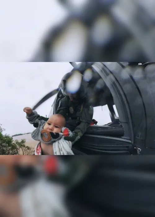 Imagem ilustrativa da imagem VÍDEO | Após chuva no Rio Grande do Sul, Exército resgata bebê de telhado