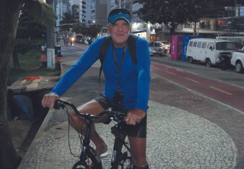 Walter Costa teve a bicicleta elétrica furtada quando estava nadando. Agora, só anda no pedal em Vila Velha