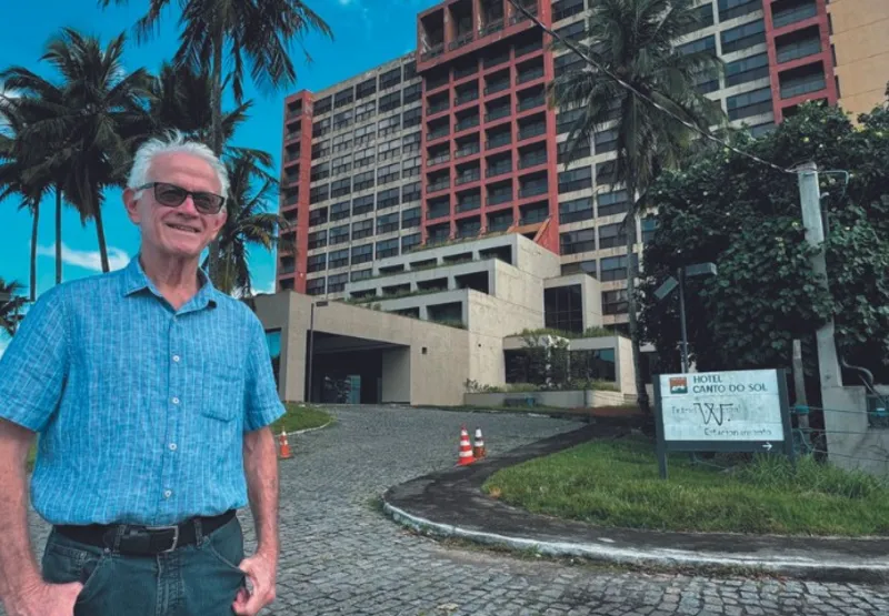Sebastião Encarnação em frente ao Hotel Porto do Sol: local hospedou artistas e políticos nos anos 80 e 90