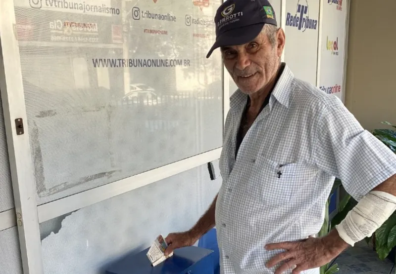 Levino Aguiar depositou cupons na urna que fica na sede da Rede Tribuna
