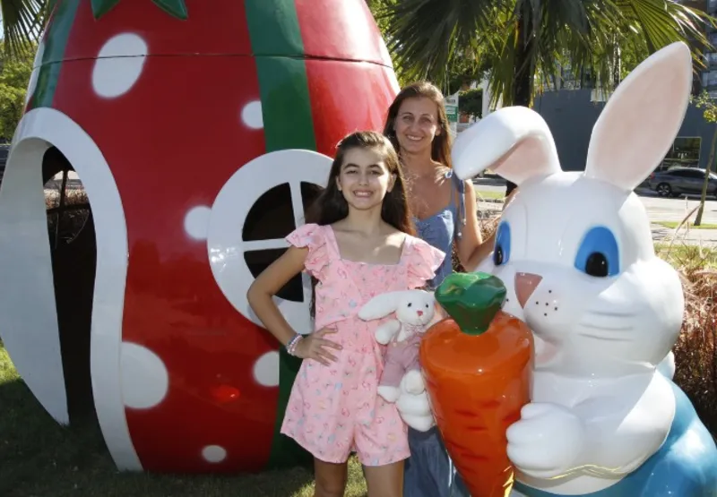 Kelen Pratti e a filha Isabella Pratti, de 9 anos, ficaram animadas com a decoração da Praça dos Desejos