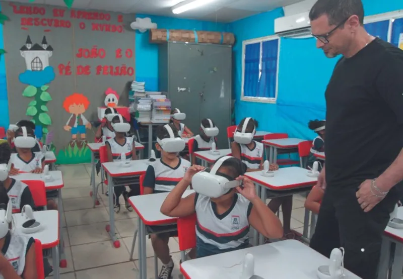 Alunos da escola Professor Paulo César Vinha, em Vila Velha, utilizaram os óculos de realidade virtual