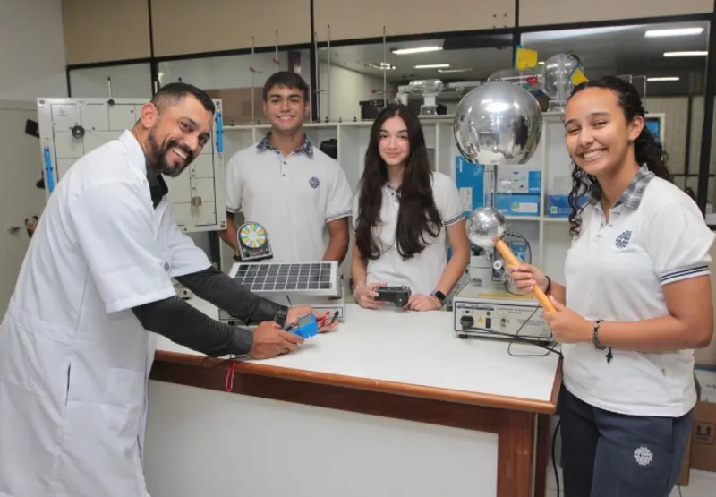 o Professor de Física Armstrong Lopes com os alunos Ilan Klein, Alice Nunes e Ana Luízi Guisofi no laboratório