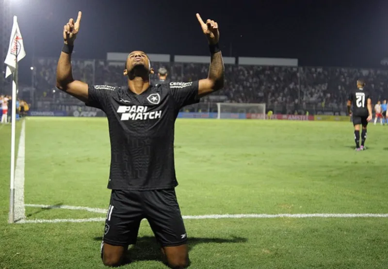 Junior Santos marcou o gol do Botafogo e se isolou ainda mais na artilharia